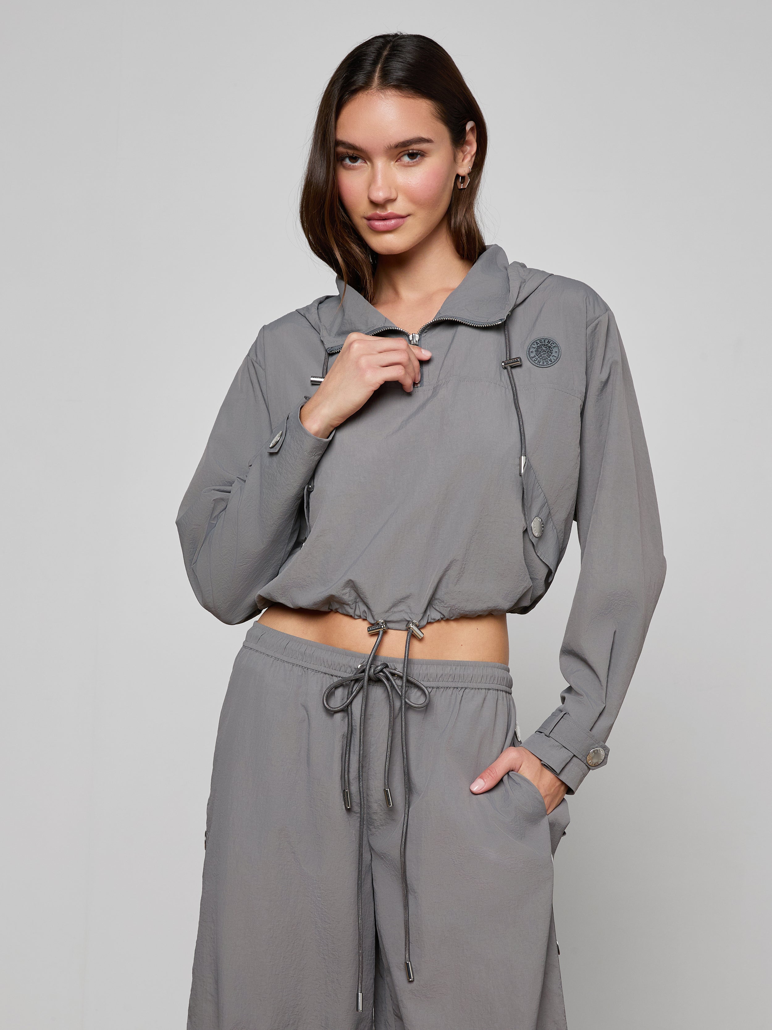 パーカー Wellness Full Zip Cropped Windbreaker Bronwyn Cropped Windbreaker in Medium Grey | L'AGENCE