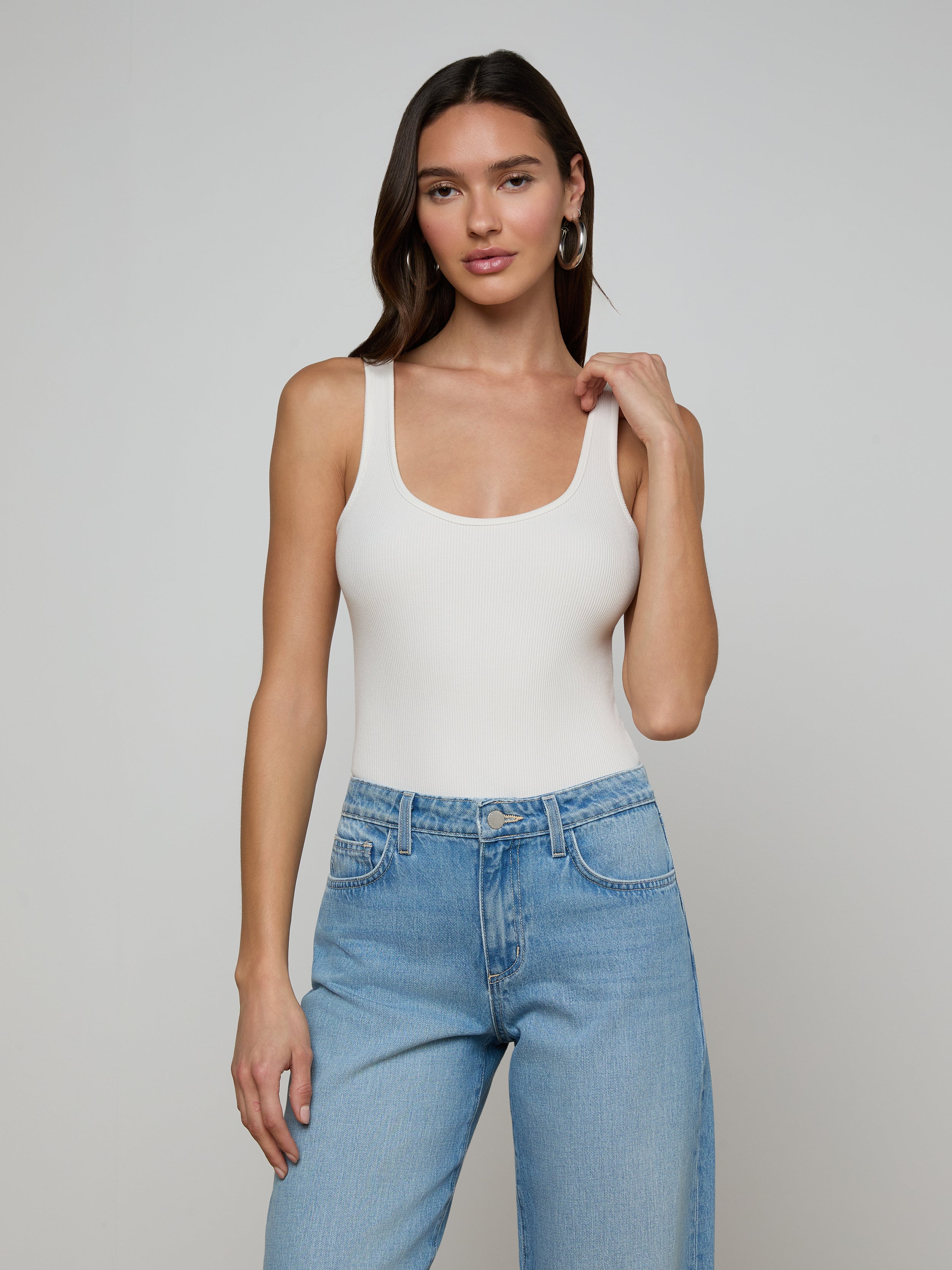 Athena New York　TAN BODY NICOLキャップ Nica Scoopneck Bodysuit in Vintage White | L'AGENCE
