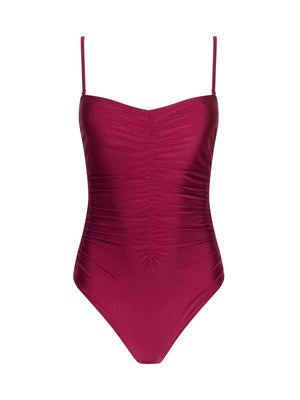 قام أوبري بالسباحة من قطعة واحدة