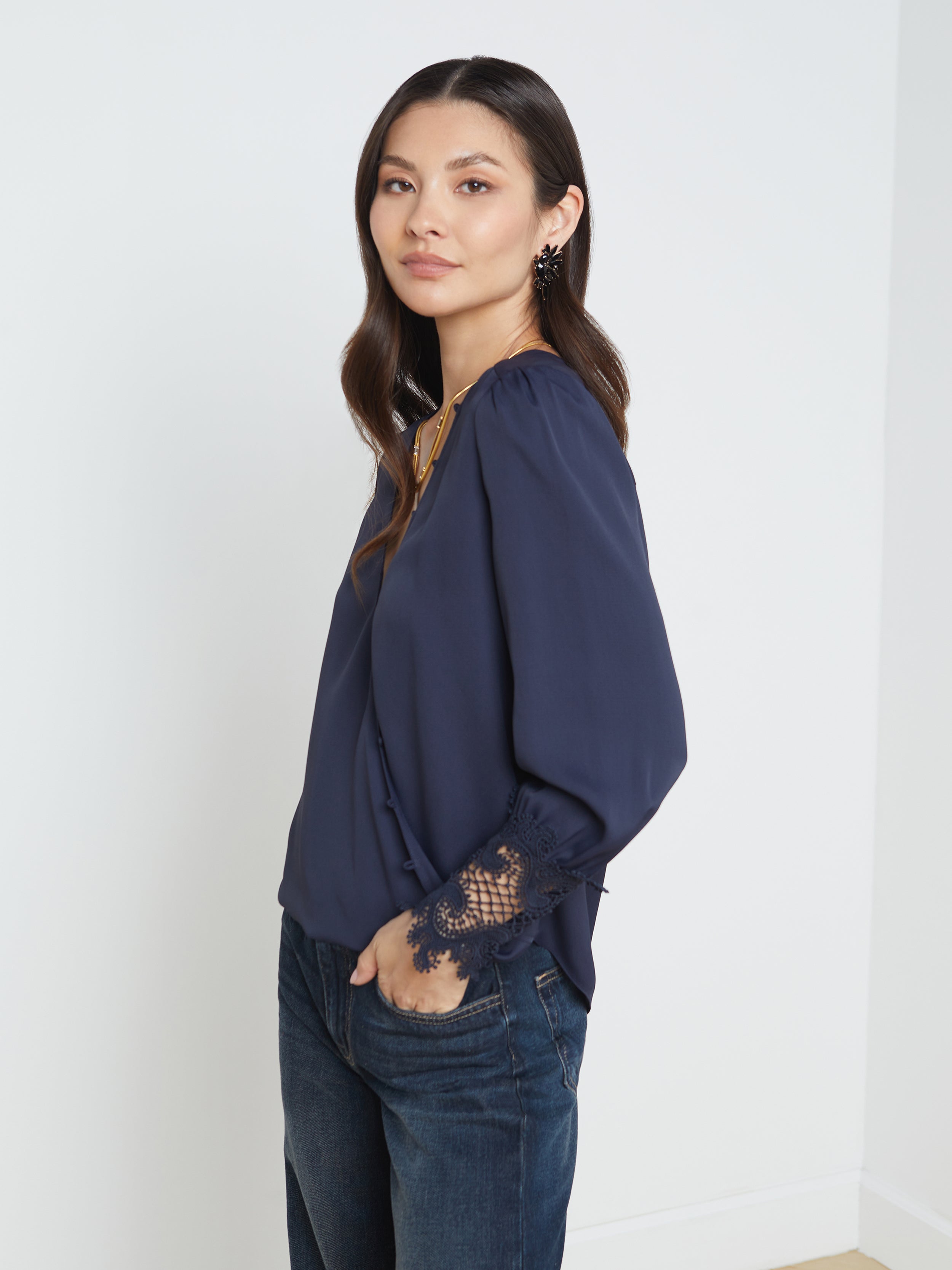 L'AGENCE Arti Blouse in Midnight