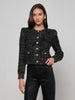 Una un cardigan in maglia