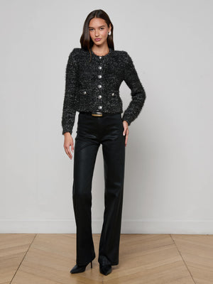 Una un cardigan in maglia