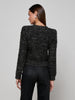 Una un cardigan in maglia